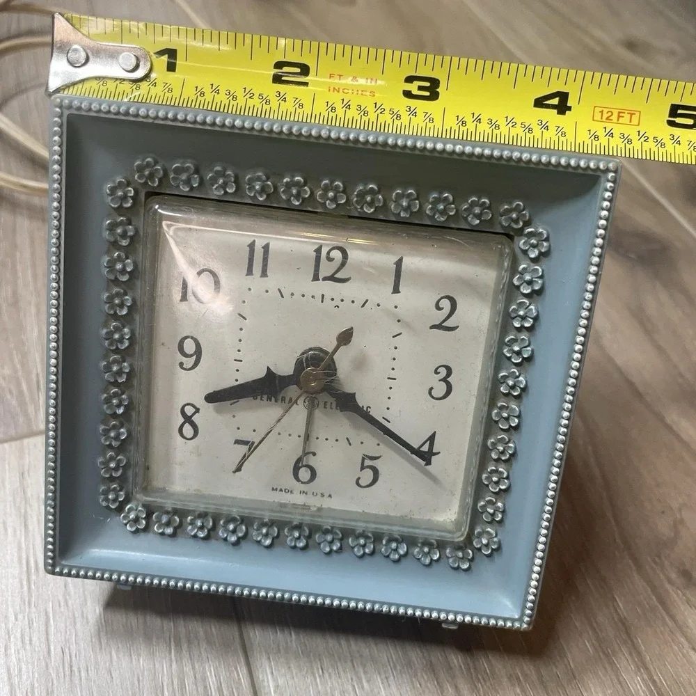 Vintage General Electric blue Alarm Clock with Flowers Model #7285 It Wobbles!‎
